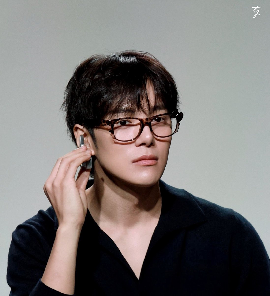 sambakjaa's tweet image. face card so insane i almost didn’t notice the cute hello kitty glasses he’s wearing akdhjsgd