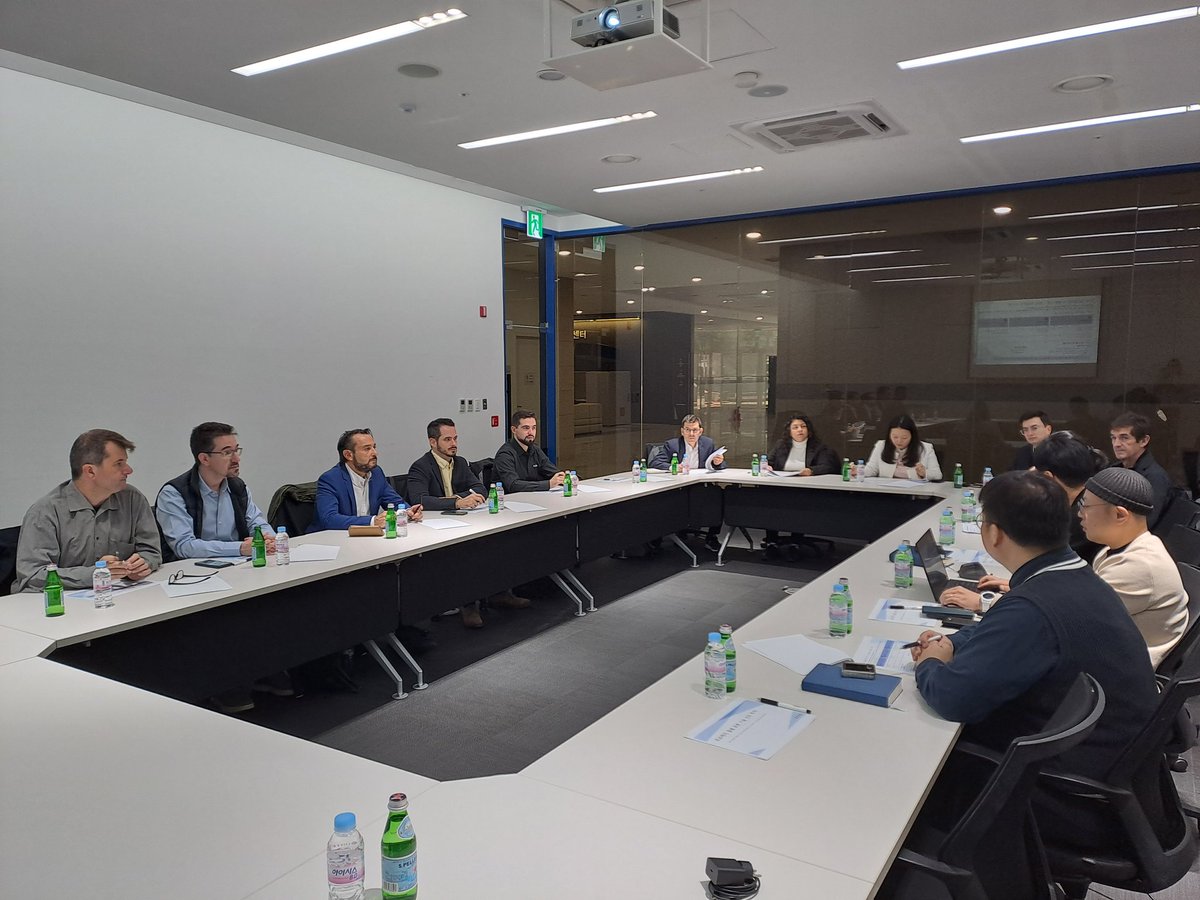 LabORA_robotics's tweet image. 1⃣ Visit: Robocare -  pioneers in assistive robots enhancing the emotional, mental & physical wellbeing of older adults
🤝 Meeting and presentation (📸 1)
🤖🧠 Cognitive Training with SILBOT (📸 2)
#AssistiveRobotics #Seoul