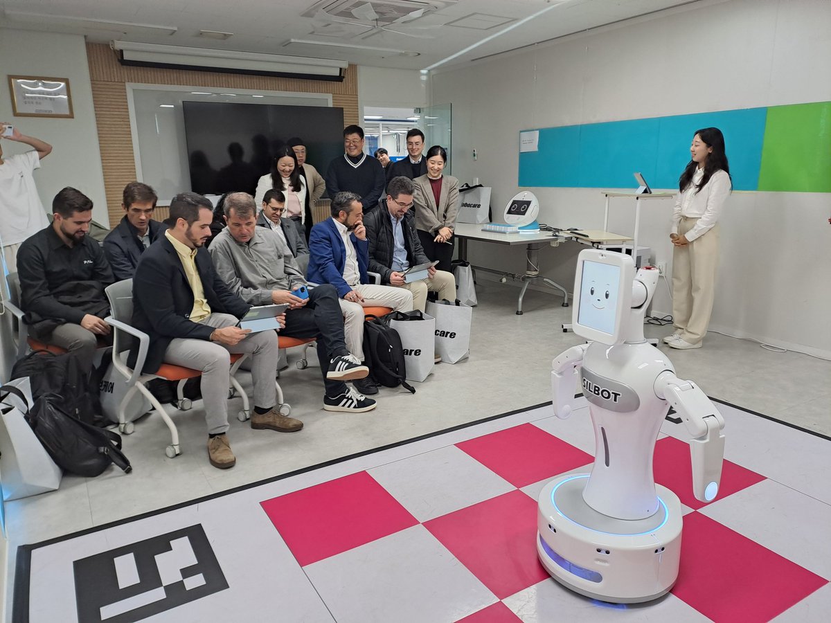 LabORA_robotics's tweet image. 1⃣ Visit: Robocare -  pioneers in assistive robots enhancing the emotional, mental & physical wellbeing of older adults
🤝 Meeting and presentation (📸 1)
🤖🧠 Cognitive Training with SILBOT (📸 2)
#AssistiveRobotics #Seoul