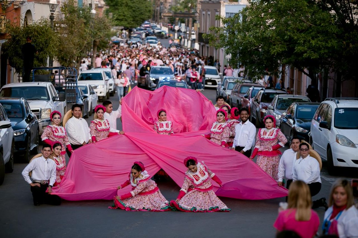 EVillegasV's tweet image. Entre bailes, canto y mucha emoción, la callejoneada rosa fue todo un éxito 💗.
Celebramos la vida y rendimos homenaje a todas las guerreras que han enfrentado el cáncer de mama con valentía.

Gracias de corazón a todas y todos los que hicieron posible este momento, al gran…
