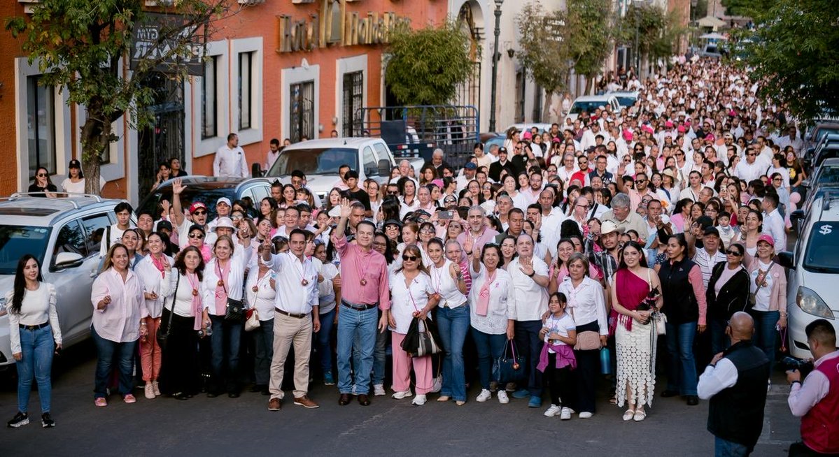EVillegasV's tweet image. Entre bailes, canto y mucha emoción, la callejoneada rosa fue todo un éxito 💗.
Celebramos la vida y rendimos homenaje a todas las guerreras que han enfrentado el cáncer de mama con valentía.

Gracias de corazón a todas y todos los que hicieron posible este momento, al gran…