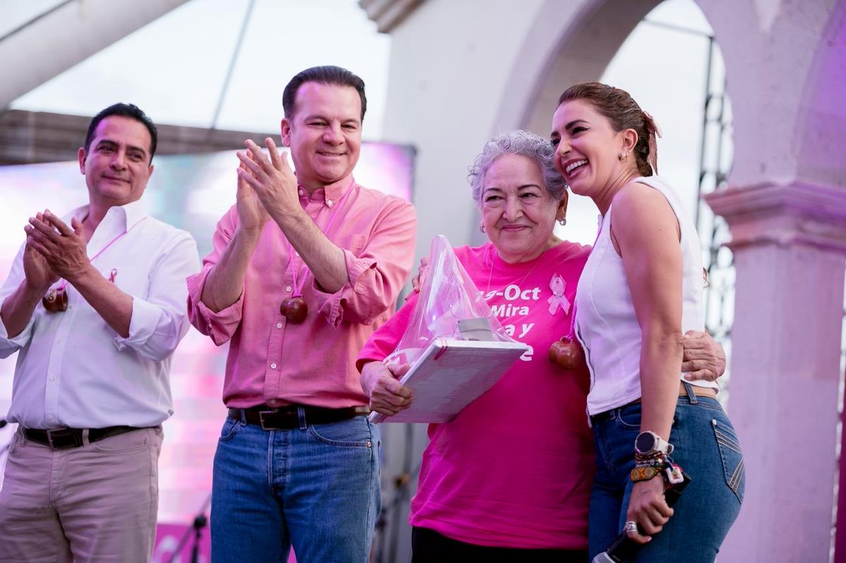 EVillegasV's tweet image. Entre bailes, canto y mucha emoción, la callejoneada rosa fue todo un éxito 💗.
Celebramos la vida y rendimos homenaje a todas las guerreras que han enfrentado el cáncer de mama con valentía.

Gracias de corazón a todas y todos los que hicieron posible este momento, al gran…