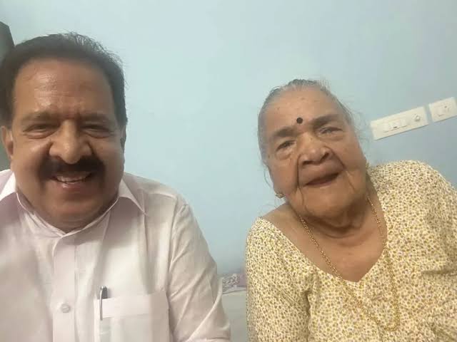 LakshmiIndiaInc's tweet photo. മുൻ പ്രതിപക്ഷ നേതാവ് കോൺഗ്രസ്‌ വർക്കിംഗ്‌ കമ്മറ്റി അംഗം രമേശ് ചെന്നിത്��ല യുടെ മാതാവ് ചെനിത്തല കോട്ടൂർകിഴക്കതിൽ ദേവകിഅമ്മ  91  അന്തരിച്ചു  ഭർത്താവ് പരേതനായ രാമകൃഷ്ണൻ നായർ ( മഹാത്മാ ഹൈ സ്കൂൾ മുൻ അദ്ധ്യാപകൻ ) മറ്റു മക്കൾ കെ ആർ രാജൻ ( മഹാത്മാ ഹയർ സെക്കൻഡ്റി സ്കൂൾ മുൻ മാനേജർ ) വിജയലക്ഷ്മി റിട്ട അദ്ധ്യാപിക കെ ആർ പ്രസാദ് റിട്ട എയർ ഫോഴ്‌സ്  മരുമക്കൾ അനിത രമേശ്( റിട്ട ഡെ വലപ്മന്റ് ഓഫീസർ യുനൈറ്റഡ് ഇൻഷുറൻസ്)  ശ്രീജയ രാജൻ ( റിട്ട അഡിഷണൽ രെജിസ്റ്റാർ ��ോപ്രെറ്റീവ് ഡിപ്പാർട്മെന്റ് )അമ്പിളി  എഞ്ചിനിയർ എ ഐ ആർ    പരേതനായ സി കെ രാധാകൃഷ്ണൻ (കോഡിനേറ്റർ നെഹ്‌റു യുവ കേന്ദ്രം ) സംസ്ക്കാരം നാളെ (  21) ഉച്ചക്ക് 12 ന് ചെന്നിത്തല യിലെ വീട്ടിൽ

@kharge 
@RahulGandhi 
@priyankagandhi 
@VarshaEGaikwad 
@INCMaharashtra 
@mumbaicongress 
@AslamShaikh_MLA 
@INC_Warriorss