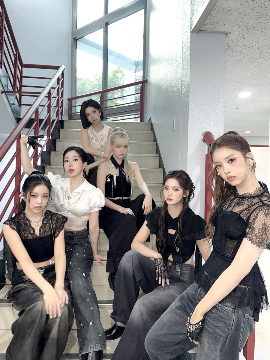 ailiung's tweet photo. Inkigayo Blue Valentine “yearner” gank. If this love is over… I’ll be Inkigayo Stairs Punk. https://t.co/LhCSF6SDRL