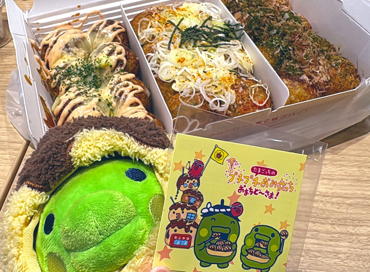 RinPatch's tweet image. たまごっち×銀だこコラボ🐙

たこ焼きやさんで
くちぱっちステッカーもらえただっち💚

くちぱっちとまめっちの箱かわいい💛💚
コラボありがとうございます🙏💕

ねぎだこ、おろしつゆにつけるタイプで
さっぱり頂けて良い👍

からしマヨも追加で味変💛
銀だこうまい🥹大好き〜❣️

#たまごっち
#銀だこ