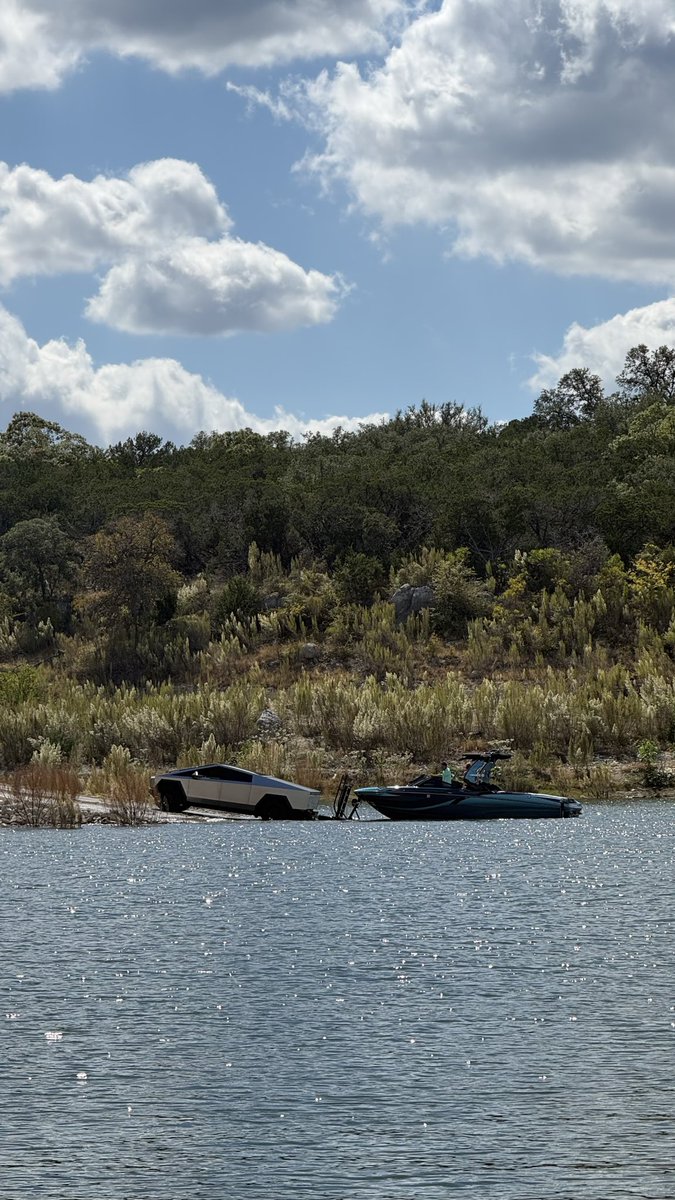 DanahDeveloper's tweet image. Never understood the hate on the cybertruck. Its literally the coolest.