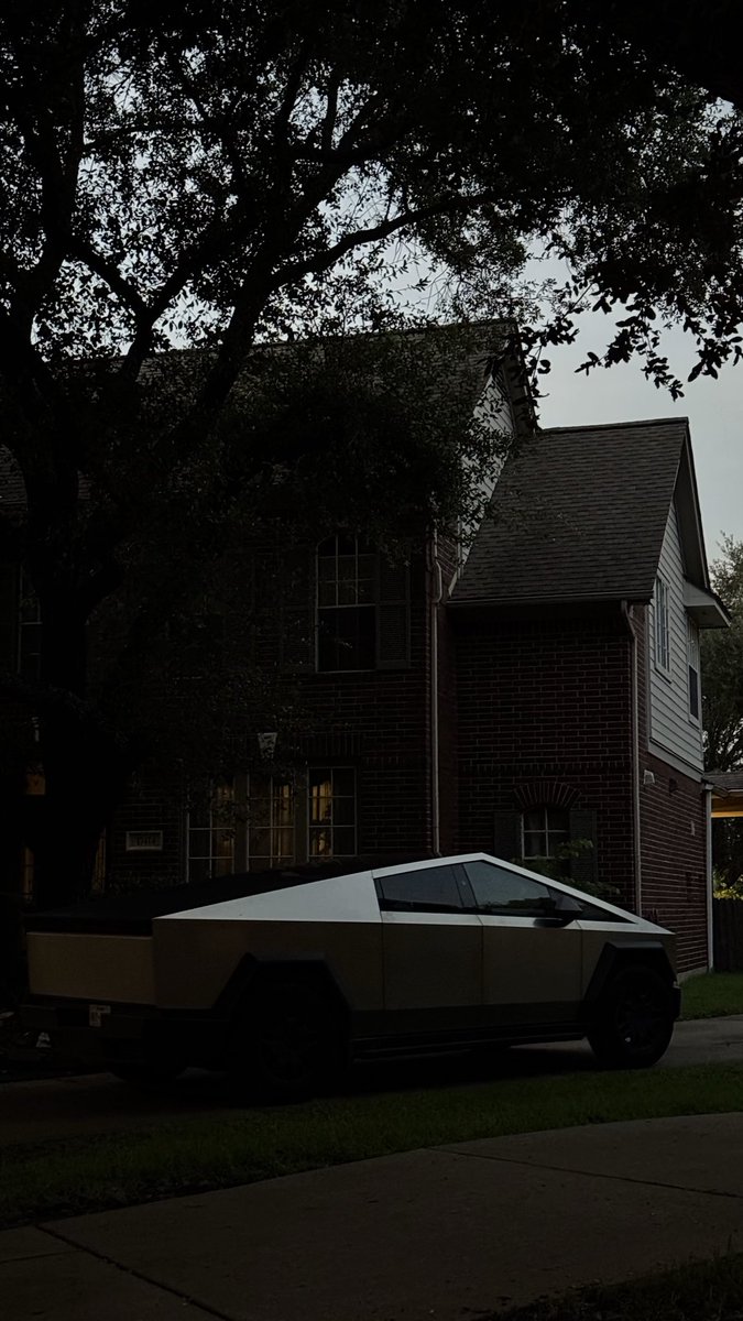 DanahDeveloper's tweet image. Never understood the hate on the cybertruck. Its literally the coolest.