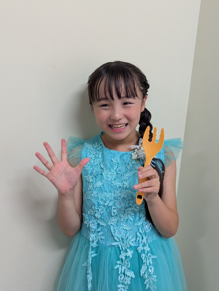 国際声楽コンクール東京の准本選へ
行ってきました。
小学生部門で申し込んだつもりが
ミュージカル部門で申し込みをいてしまいましたが
准本選まで行くことが出来ました✨
残念ながら本選までは手が届きませんでしたが次の目標に向かって頑張ります😁