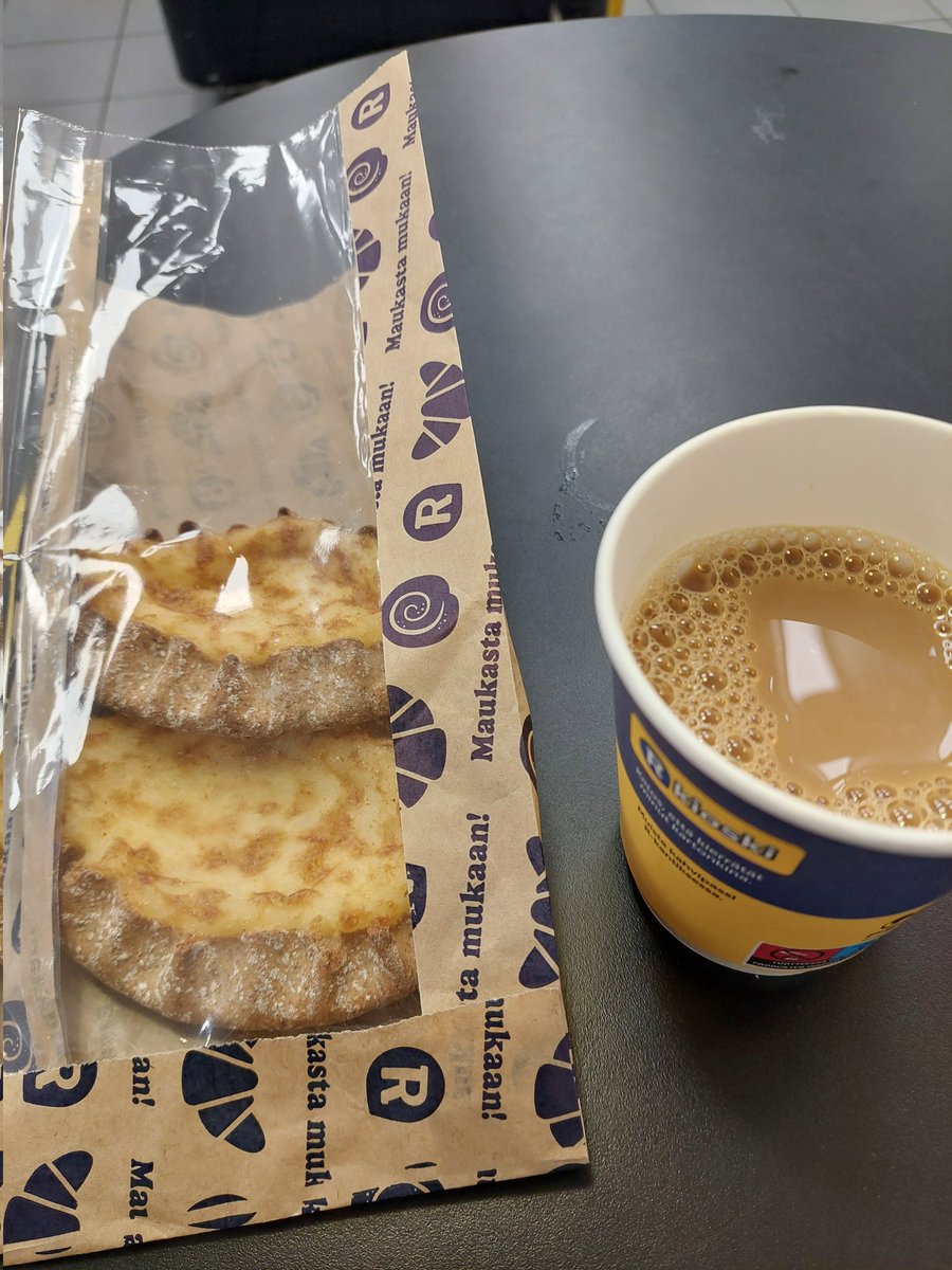 MariRaininko's tweet photo. Huomenta! Tänään vietetään ensimmäistä kertaa kansallista piirakkapäivää. #karjalanpiirakka #aamukahvi #JunaaOdotellessa https://t.co/1cR8EkH0e7