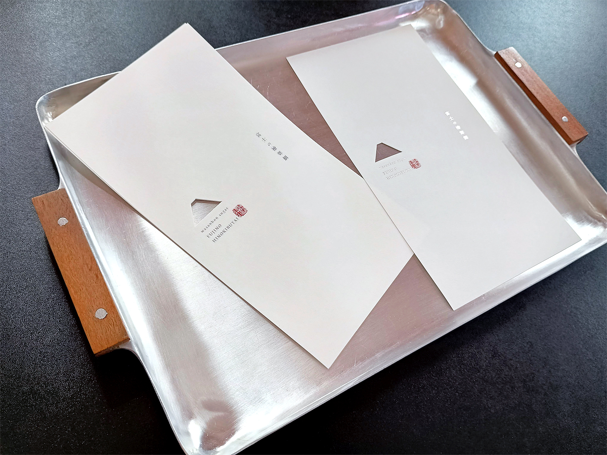 HUG design works 様より、腹黒事変様の巻紙製作のご依頼です！
山型にデジタルカットされた箇所からは檜の木目が見える設計となっており、銀箔と落款印刷の、シンプルで洗練された美しいデザインです✨

↓1枚目の画像は、腹黒事変様からのご提供です！
decocard.blog.fc2.com/blog-entry-475…

#デコカード制作実績