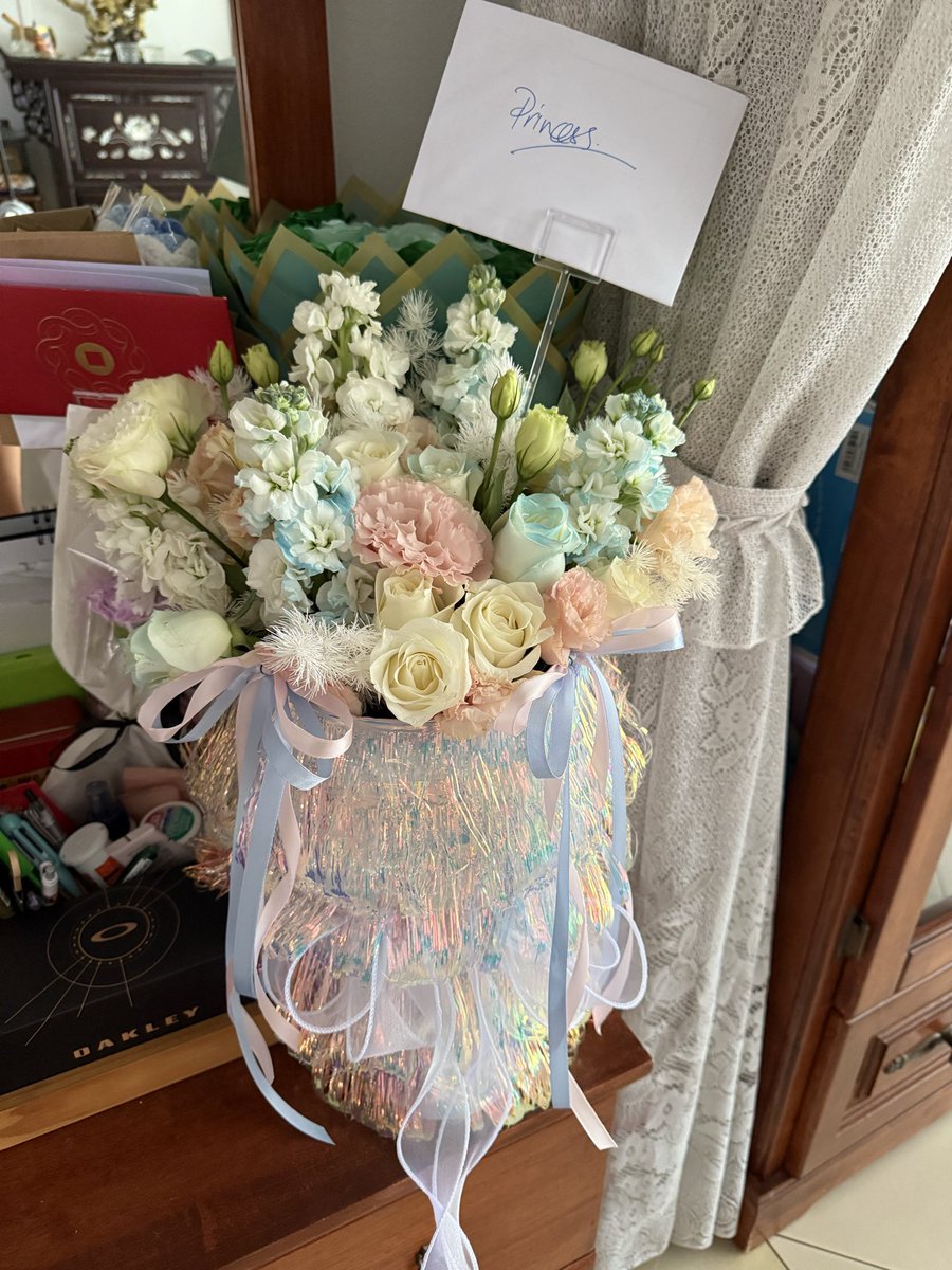 ivylimcc's tweet image. A beautiful pastel bloom. A special arrangement to resemble jellyfish but…I don’t see it 😄 
Happy to receive nonetheless 

#flowerswarmmyheart