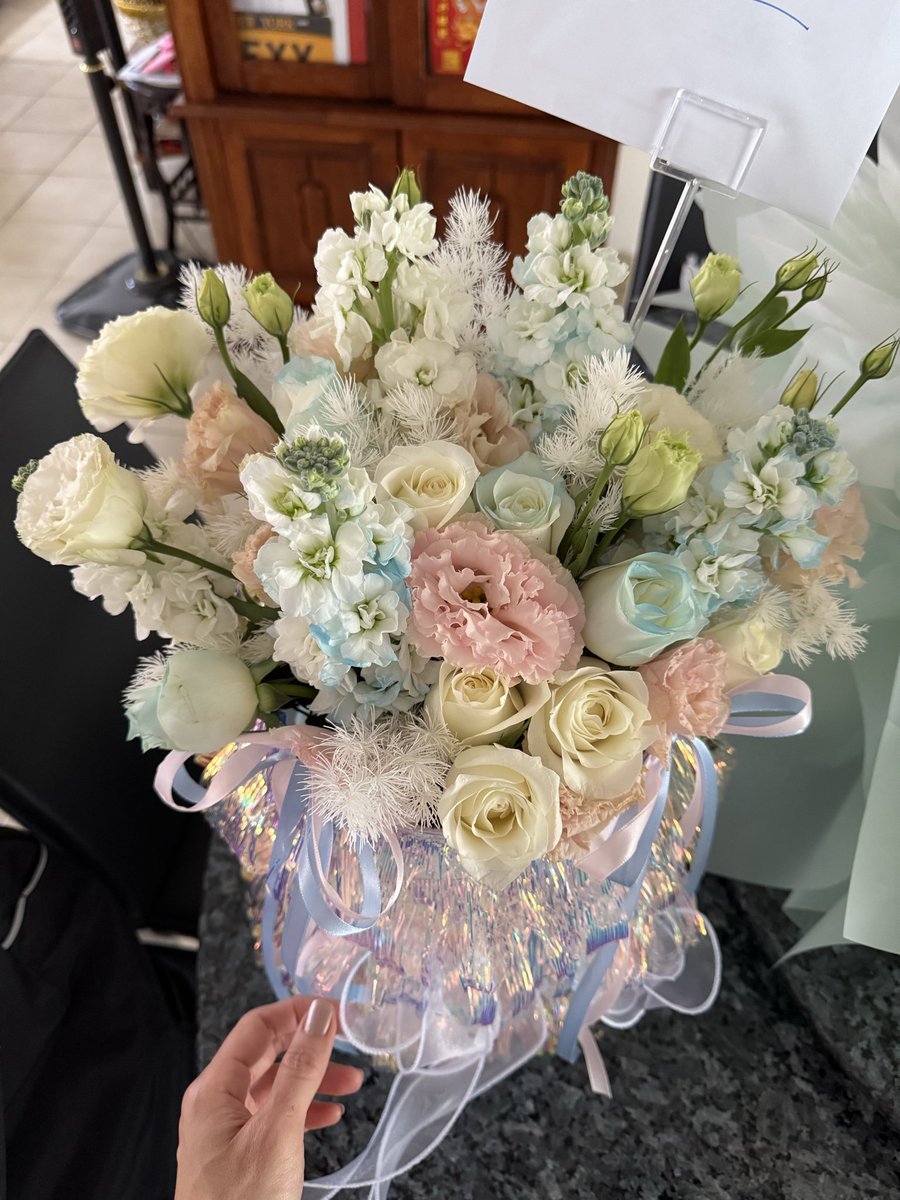 ivylimcc's tweet image. A beautiful pastel bloom. A special arrangement to resemble jellyfish but…I don’t see it 😄 
Happy to receive nonetheless 

#flowerswarmmyheart
