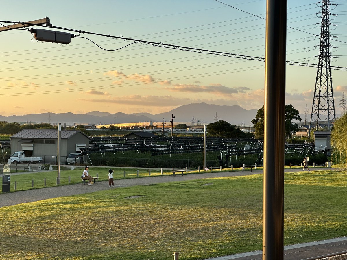 superjcf's tweet photo. 夕暮れの宇治。
沈みゆく陽に照らされた草の匂い、川辺を走る高校生、母と子の笑い声。
一日の終わりに、こんな穏やかな時間があることが、ただ嬉しい。
#宇治 #京阪電車 #夕焼け #日常の風景 https://t.co/X5dOVNLbf0