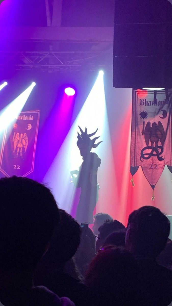 hoy cumplí el sueño de performear para un artista y es un pire pensar en que cada vez q m subo a un escenario siempre me sorprende ❤️‍🩹