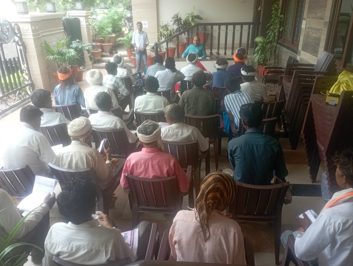 महाराष्ट्र के कई ग्रामीणजन आज सेंधवा (म.प्र.) स्थित माननीय अध्यक्ष श्री अंतरसिंह आर्य जी के निवास पर वनाधिकार अधिनियम के तहत पट्टा संबंधी मुद्दों पर चर्चा हेतु पहुंचे और अपने आवेदन सौंपे। <a href="/PMOIndia/">PMO India</a> <a href="/AntarsinghArya/">Antarsingh Arya</a>