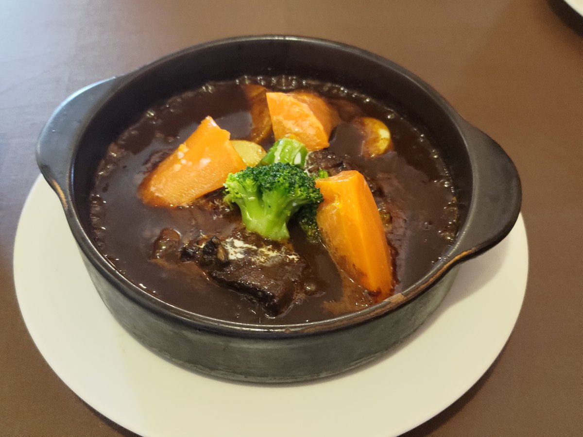 車1年点検中にランチ。