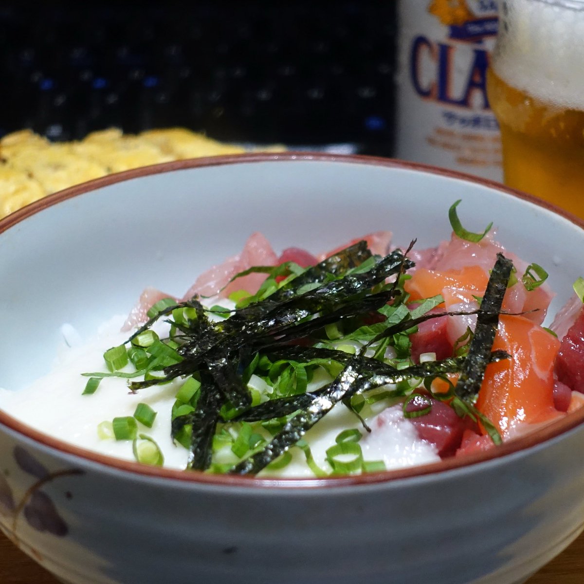 昨日の晩ごはん残しておいてもらったお刺身の切れ端と長芋とろろで丼にしたのと甘くない玉子焼きで明け番の昼ごはん。