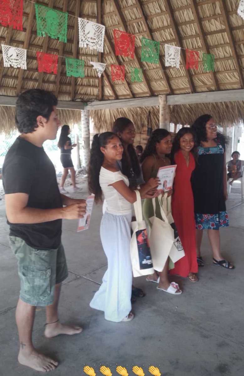 Dos versiones de lo que significa hacer cine: 
1. Posando para foto en un festival
2. Al otro día descalzo presentando un proyecto.