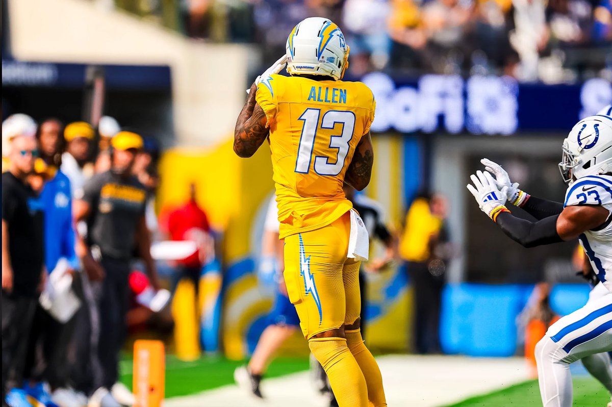 KEENAN WATCH: Bolts' WR <a href="/Keenan13Allen/">Keenan Allen</a>, currently with 948 catches (after 11 on Sunday) in his stellar @Chargers' career, is now just 7 away from tying Hall Of Fame legend TE Antonio Gates (955) as the Bolts' all-time franchise receptions leader. #KA13 #Chargers #OurWay #BoltUp