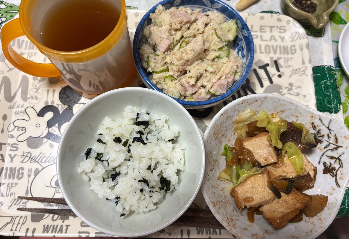 #気圧変化 にやられています…スコールが1日数回あります💦ドバシャーーーっの後はセミの鳴き声
 #おうちごはん  #シェフ相方様
🍆と油揚げ､長葱、ワカメのフリーズドライ味噌汁😋鰯の🍋煮(立派な鰯なので1尾で満足)
🧅ｽｰﾌﾟ､おからﾎﾟﾃｻﾗ😍わかめご飯､塩豚と厚揚げとキャベツの甘辛煮☺️