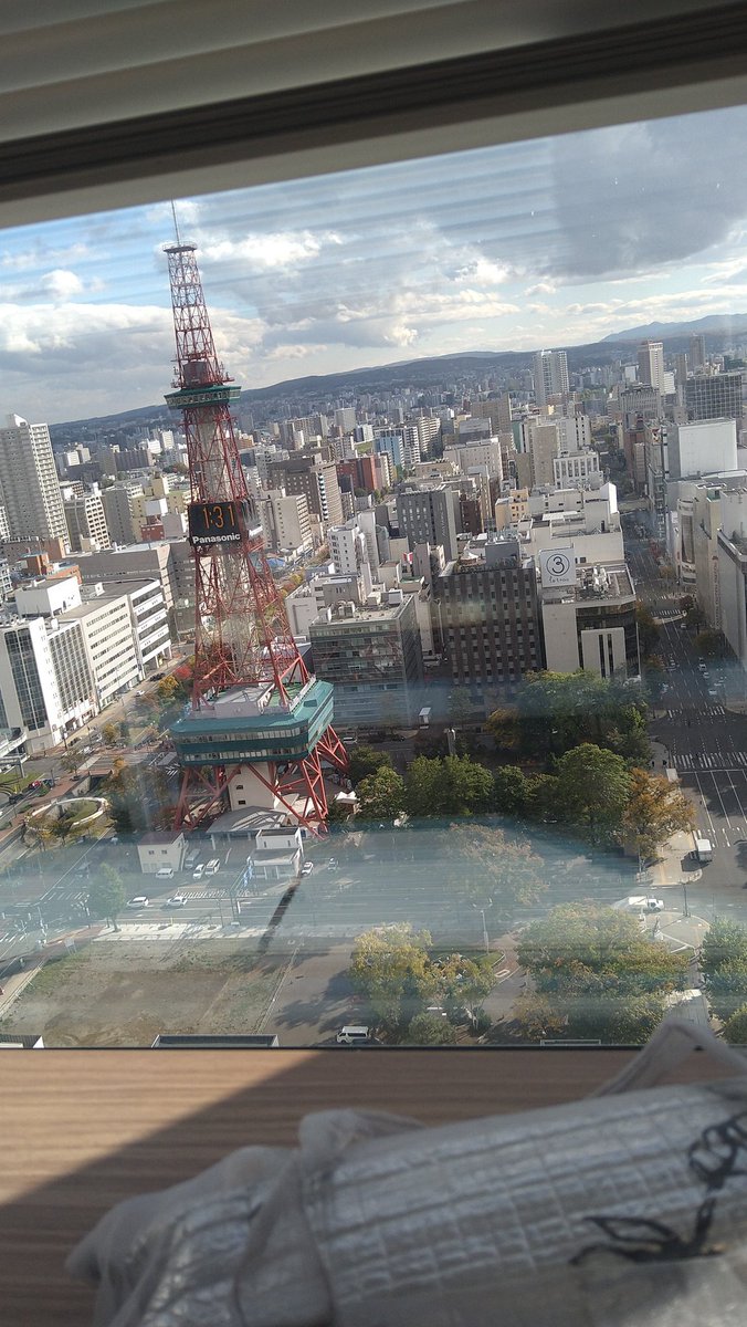 こんな日差しの中、雪が降ってる