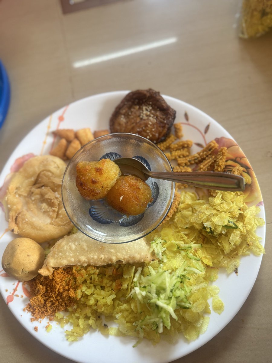 GuruprasadGudi's tweet photo. ದೀಪಾವಳಿಯ ಶುಭಾಶಯಗಳು! ಉತ್ತರ ಕರ್ನಾಟಕದ ಫರಾಳ ನರಕ ಚತುರ್ದಶಿ ಅಂದು! 😋#Deepavali #Farala https://t.co/GZSzfM9sky