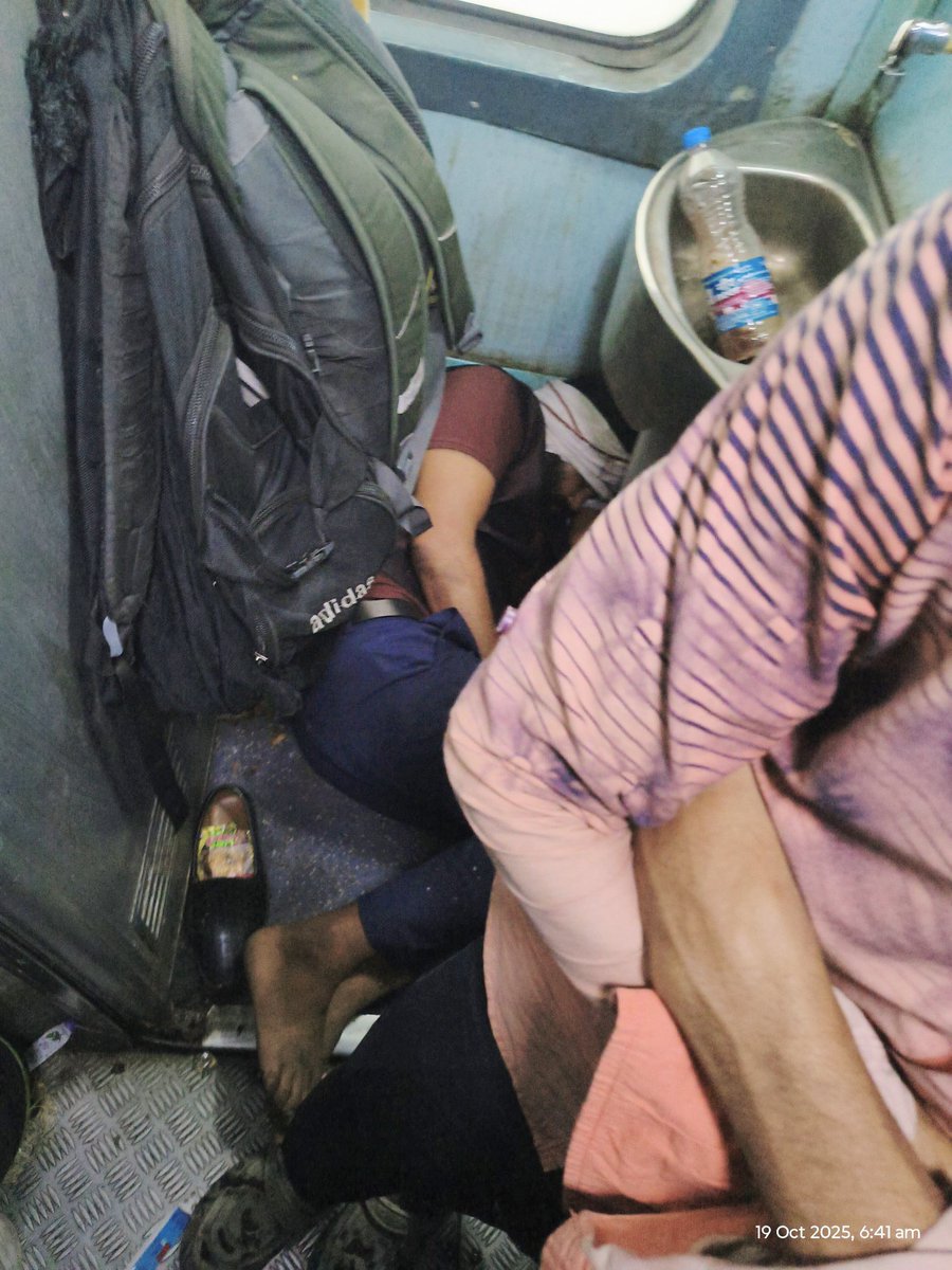 CommonBS786OM's tweet image. किसने सोचा था कि हिन्दुओं की सरकार हिन्दुओं को ट्रैन के टॉयलेट में भी सफर करवा देगी????