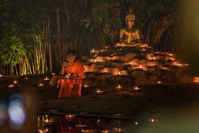 ambedkariteIND's tweet image. #History Deepdan Mahotsav, rooted in Buddha’s time, is celebrated on Kartik Purnima. Devotees light lamps in monasteries and homes to honor his enlightenment and teachings. Each lamp symbolizes wisdom, peace, and compassion. “Appo Deepo Bhava” — Be your own light.