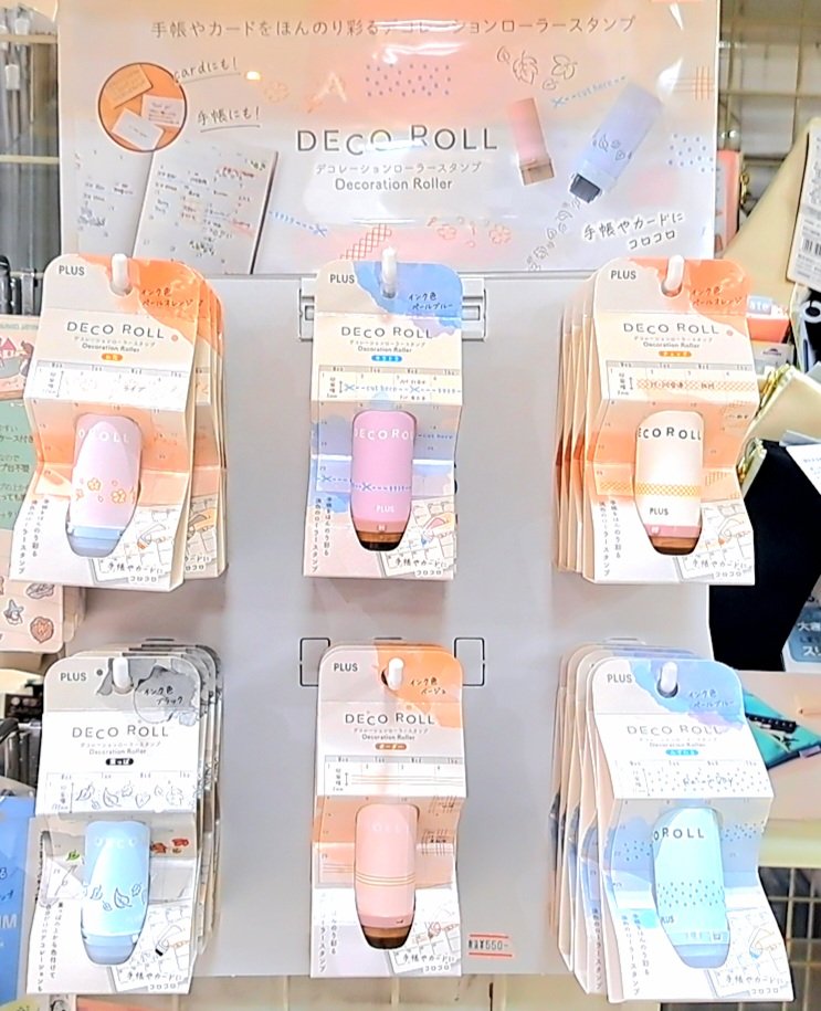 AsahiyaSinkosi's tweet image. コンパクトなスティック形状のローラー式スタンプ
「 #デコロール 」
コロコロと転がして
手帳や日記、ノートなどを優しい色でほんのり彩る😊📖
デコレーションローラースタンプです👀✨
 #PLUS #プラス #文具 #手帳デコ