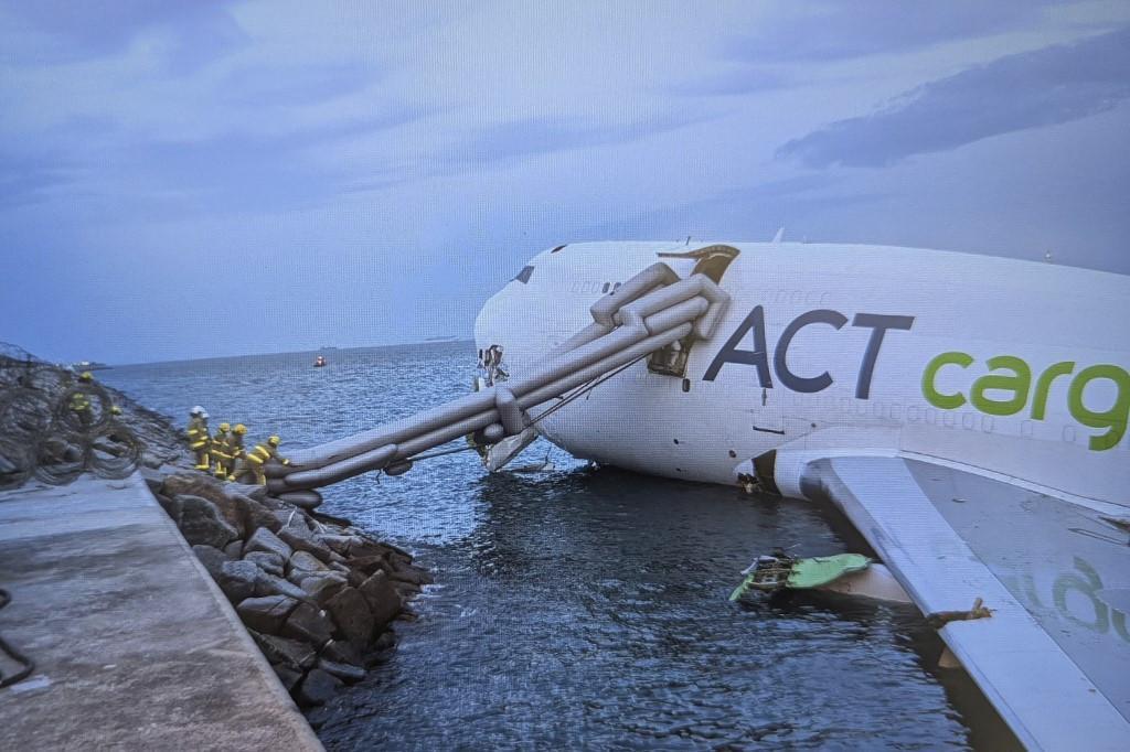 Cargo plane slides off runway in Hong Kong, killing two airport staff - Asia &amp; Pacific - The Jakarta Post #jakpost bit.ly/3WyX0xv