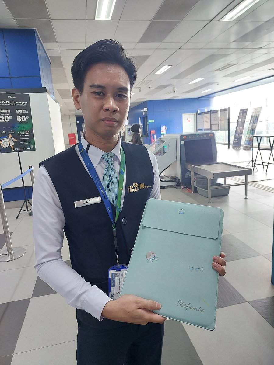 X do your magic..

Kalau ada penumpang MRT yg ketinggalan laptopnya di Stasiun Fatmawati Indomaret, laptopnya saya serahkan ke petugas ya.