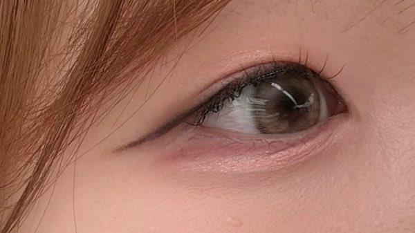 어제 아이라이너 3트만에 성공했음…💭
꼭 막 그리면 잘 그려지는데 각 잡고 그리면
절대 한 번에 안 그려짐💨