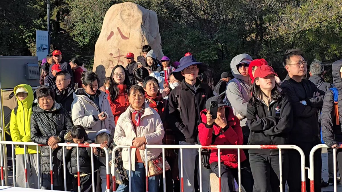 On the Great Wall, Pakistani fashion met a stage worthy of both its past and its promise.