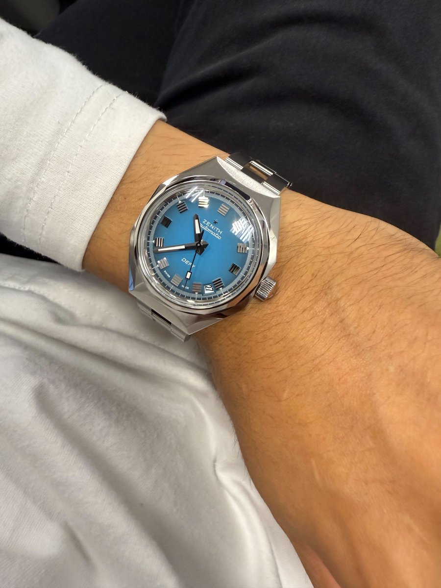 プレスリ 新作のゼニス、デファイ リバイバル A3690。 この穴あき状の