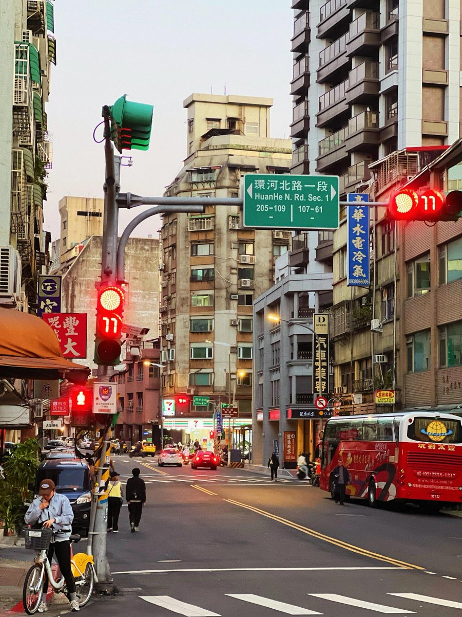 Codiecewser's tweet image. 行人は赤信号の下で静かに待ち、まるで時間も一緒に止まっているよう🚶‍♂️