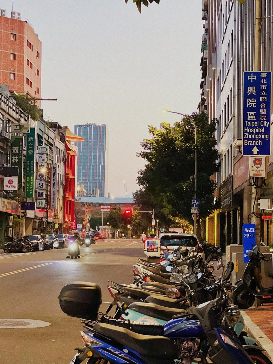 Codiecewser's tweet image. 行人は赤信号の下で静かに待ち、まるで時間も一緒に止まっているよう🚶‍♂️