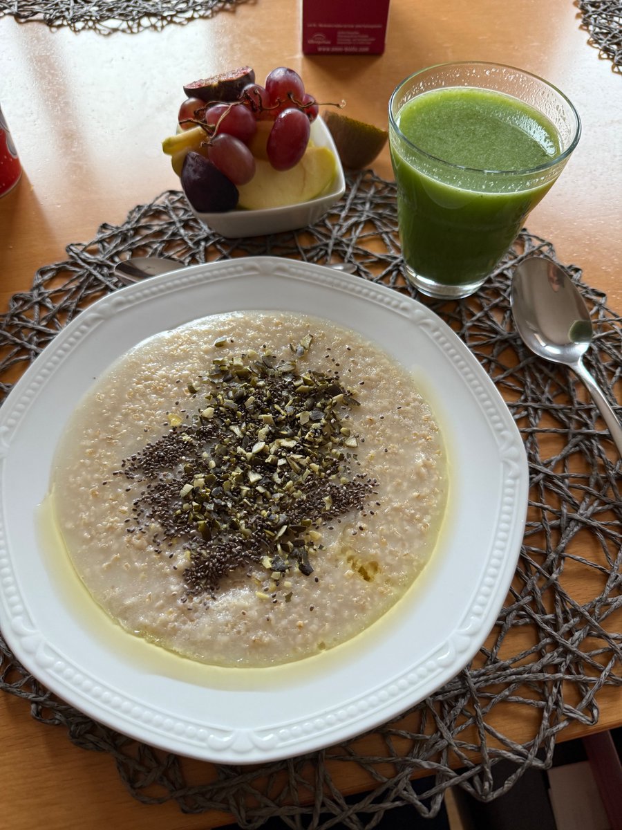 Morning ritual ☀️
Celery, cucumber, ginger, lemon, spinach — turned into green energy.
Oats on the side, focus in the mind. ⚡

Discipline is freedom — even at breakfast.