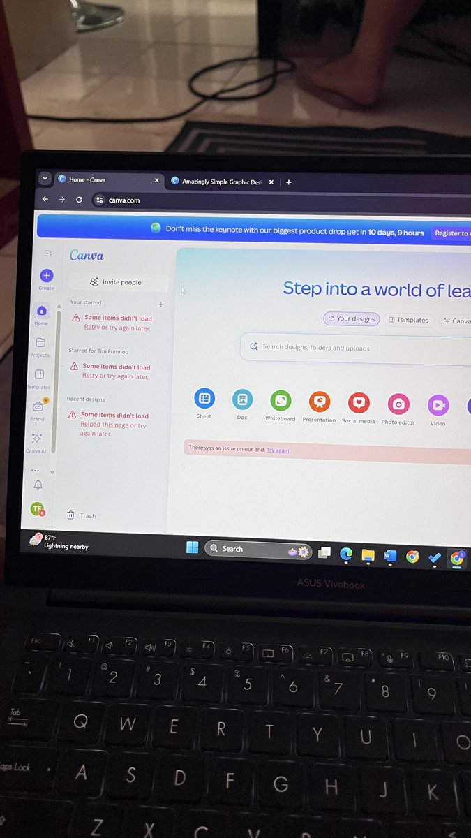 megyummy's tweet image. THE FIRST TIME MENGHADAPI CANVA DOWN 😭😭😭😭 GUE DEADLINE HUEEE