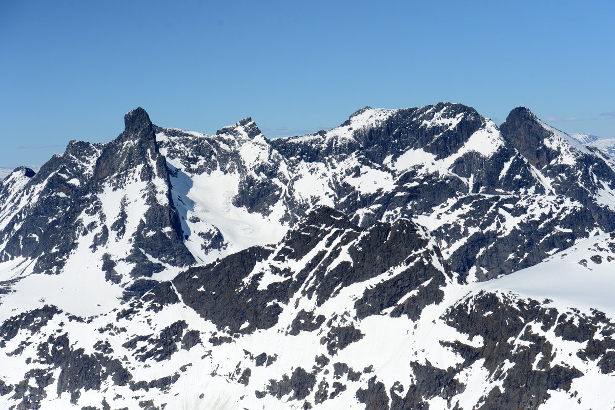 Nature — Jotunheimen
Wind sweeps through the valleys, cold and clear.
Mountains rise like ancient walls, their peaks painted with snow and silence.
Here, time slows — the earth breathes, and everything feels eternal.
#Nature #Jotunheimen #Norway #lassetur
50765112
