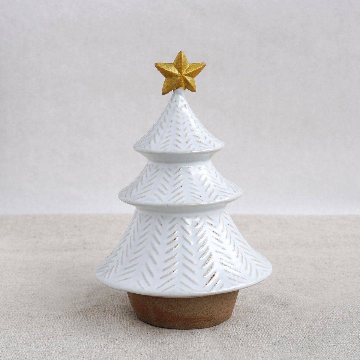 sennostore's tweet photo. 今年もオンラインストアと工房で販売中🎄
季節の限定品【クリスマスツリーのオブジェ/星付き】

クリスマスのモミの木をモチーフにした陶器のオブジェ。
手のひらに乗る小ぶりなサイズで、窓枠や玄関など場所を選ばず置いて楽しんでいただけます。

https://t.co/2lRDtam7uB https://t.co/WhQ8JUaLL0
