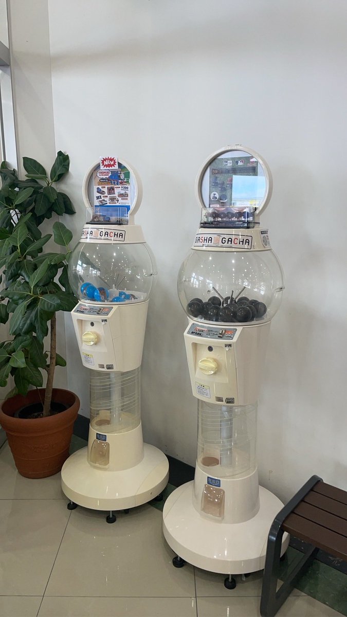 otonagacha's tweet photo. おのだサンパーク(1F正面入口)の設置状況です。
●ふりかけパンダ
●チロリアン
●パンどろぼう はんこ
●トーマス 情景
●MLBキャップ

#otonagacha
#ガチャガチャ
#カプセルトイ
#おのだサンパーク
#山口県 #山陽小野田市 https://t.co/cXb5oZEgQL