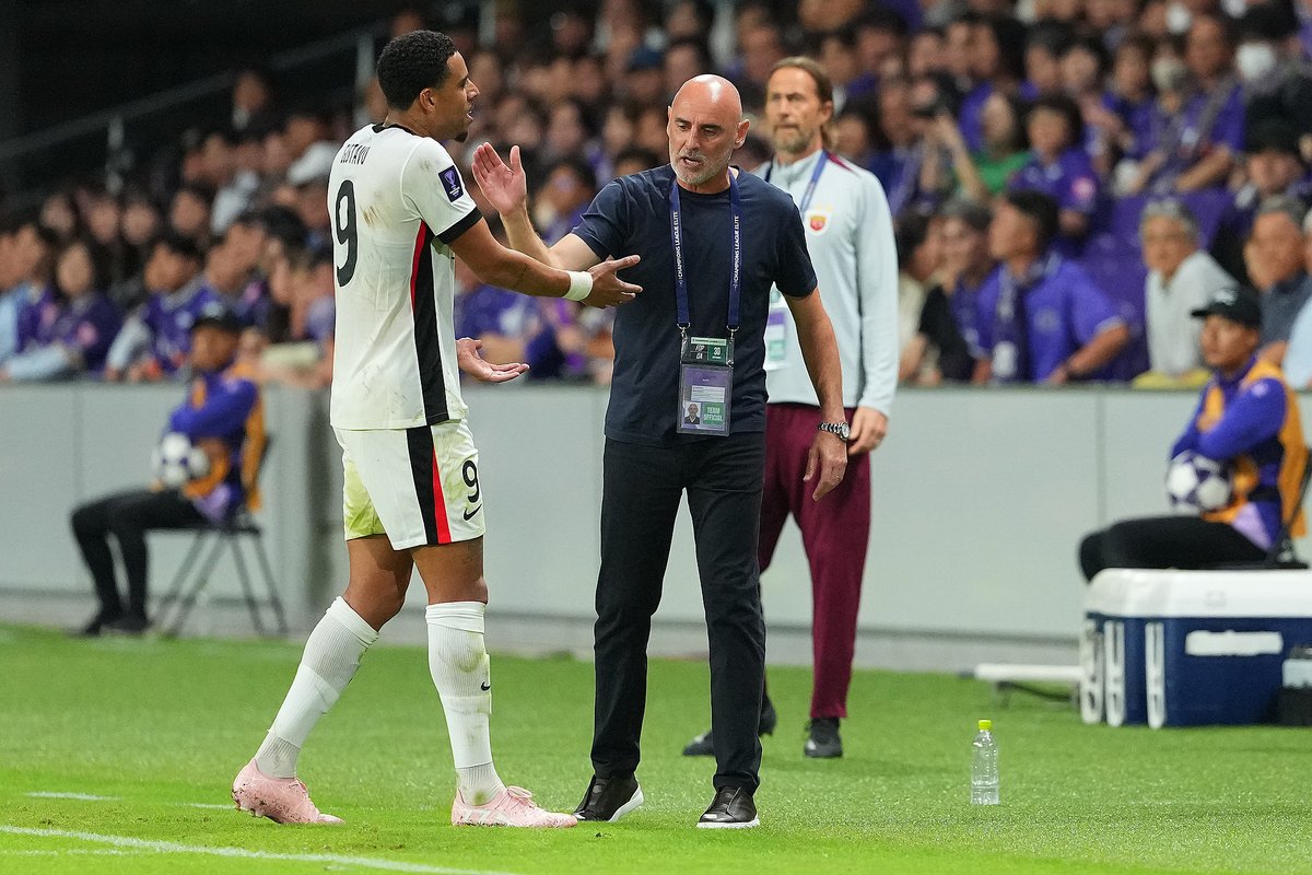 CGTNSportsScene's tweet photo. ⚽️#RangersFC’s dream to make #KevinMuscat their next manage is dead in the water.
🇨🇳#ShanghaiPort’s title chase keeps Muscat locked in China till Nov 22 ,too late for Glasgow’s impatience.
📉Rangers sit 6th, 1 win in 8, and just ditched #RussellMartin. Chaos at Ibrox continues. https://t.co/W8ElXMlXGn