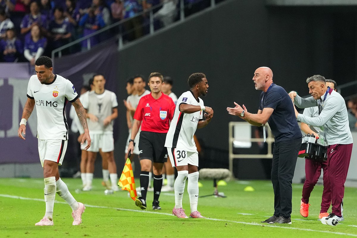 CGTNSportsScene's tweet photo. ⚽️#RangersFC’s dream to make #KevinMuscat their next manage is dead in the water.
🇨🇳#ShanghaiPort’s title chase keeps Muscat locked in China till Nov 22 ,too late for Glasgow’s impatience.
📉Rangers sit 6th, 1 win in 8, and just ditched #RussellMartin. Chaos at Ibrox continues. https://t.co/W8ElXMlXGn