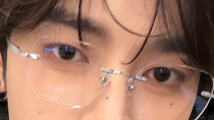 💬 what is my 'ICONIK' point?
🎻 the mole under my eye