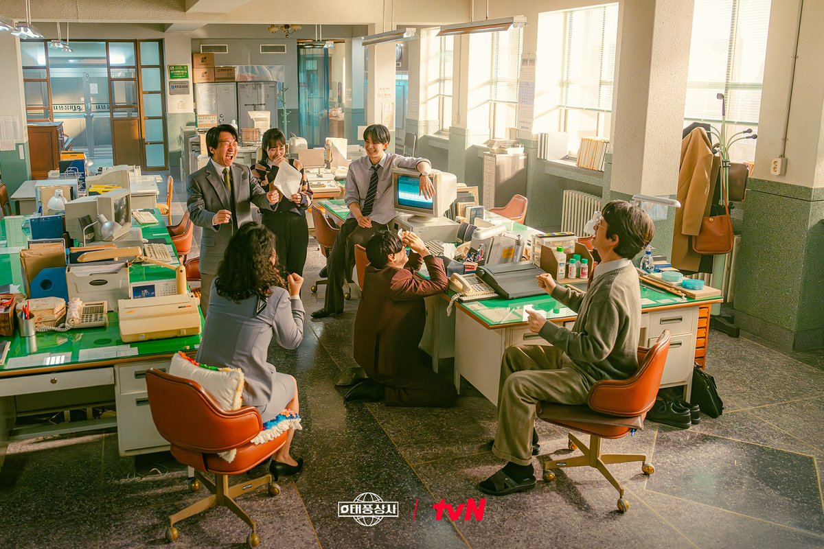 CJnDrama's tweet photo. 넘어져도 다시 일어서는 청춘🌀
태풍상사의 사장 태풍과 주임 미선🎈

위기에서도 무너지지 않는 상사 듀오의 빛나는 성장기✨

[토일] 밤 9:10 방송ㅣtvN
#같이달려tvN #태풍상사 #Typhoonfamily https://t.co/DUWuVAwfSl