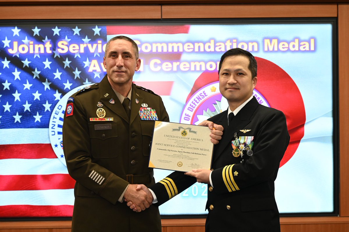 JapanJointStaff's tweet image. On Oct 17, JJS J1 CDR Furutareceived the United States Medal of Joint Service Commendation Medal from Commander, #USFJ for his contributions to Japan-U. S. Bilateral Personnel Collaboration between #JJS J1 and USFJ J1. Director, USFJ J1 held the award ceremony at Ichigaya. 🇯🇵🤝🇺🇸