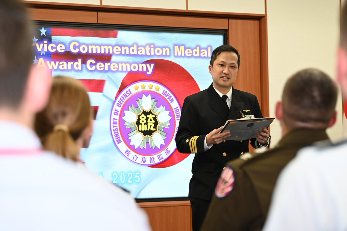 JapanJointStaff's tweet image. On Oct 17, JJS J1 CDR Furutareceived the United States Medal of Joint Service Commendation Medal from Commander, #USFJ for his contributions to Japan-U. S. Bilateral Personnel Collaboration between #JJS J1 and USFJ J1. Director, USFJ J1 held the award ceremony at Ichigaya. 🇯🇵🤝🇺🇸