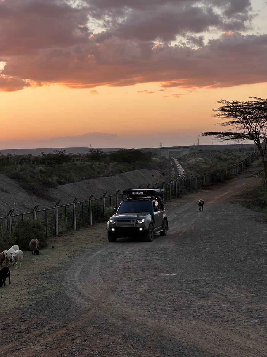 25Drve's tweet image. Golden hour at the SGR fence
.
#kenya #defender #overland