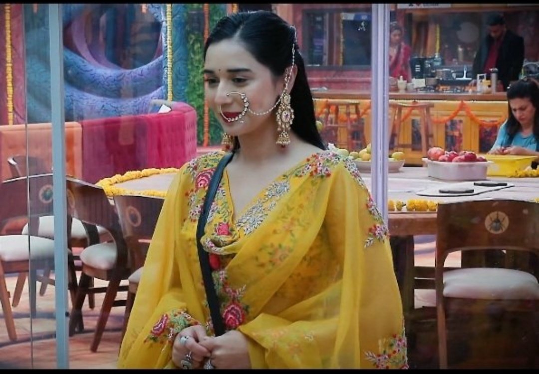 kuch_na_kahoo's tweet photo. She is beautiful 
She is well dressed 
She is for sure Rich
She is well behaved
She is graceful 
She is unpredictable 
She is entertaining 
She is the talk of the town

Jalna to banta hai logon ka!

#TanyaMittal #BiggBoss19 https://t.co/Z4UB8ICsRb