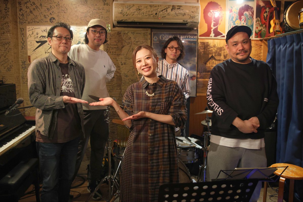 2025.10.19🍁 『Tomomi SEASONS〜Autumn〜』 たくさんのご来場ありがとうございました☺️ 久しぶりにピアノでバンドin  リクエストのカバー曲もお届けしました🍑 1曲Johnnyさんがピアノを弾いてくれました👏🏻  SEASONSでは、こんな貴重な場面も楽しみのひとつ🤭 楽しんで ...